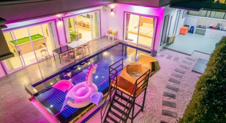 Villa with yard & pool — photo 5