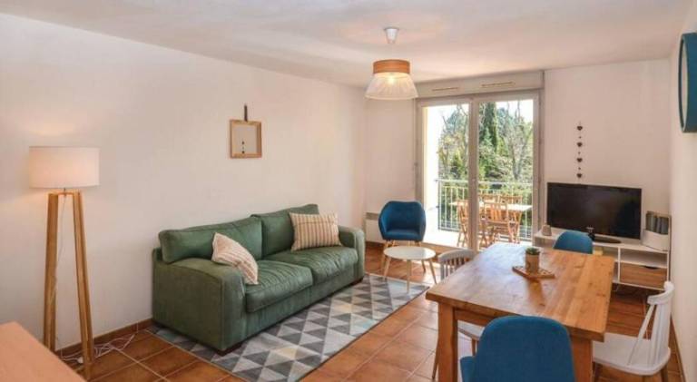 Holiday apartment with pool in Uzès