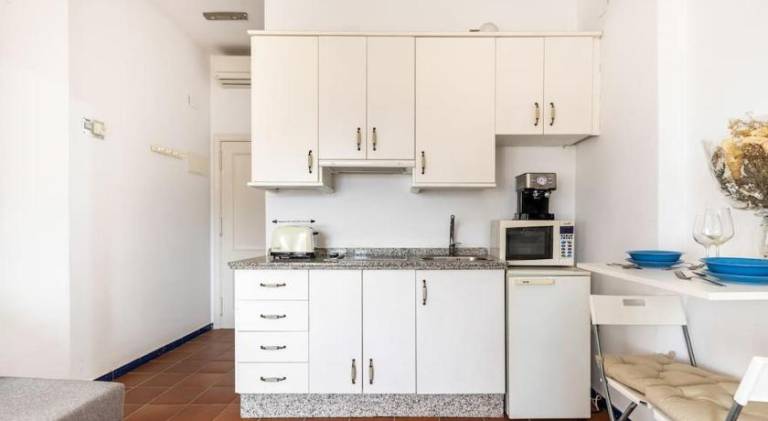 Lovely serviced apartment with patio | Pets allowed — photo 3