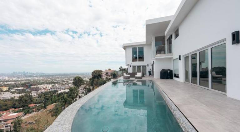 Exclusive Hillside Hideaway Private Room