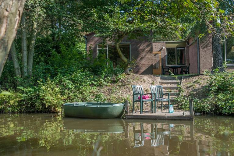 Bungalow mit Terrasse und Pool