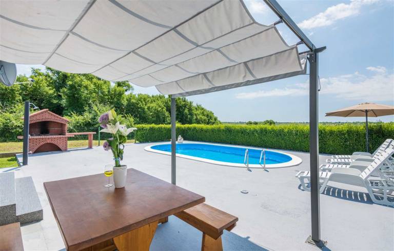 Family-friendly house with private pool, garden & barbeque | Pets allowed — photo 2