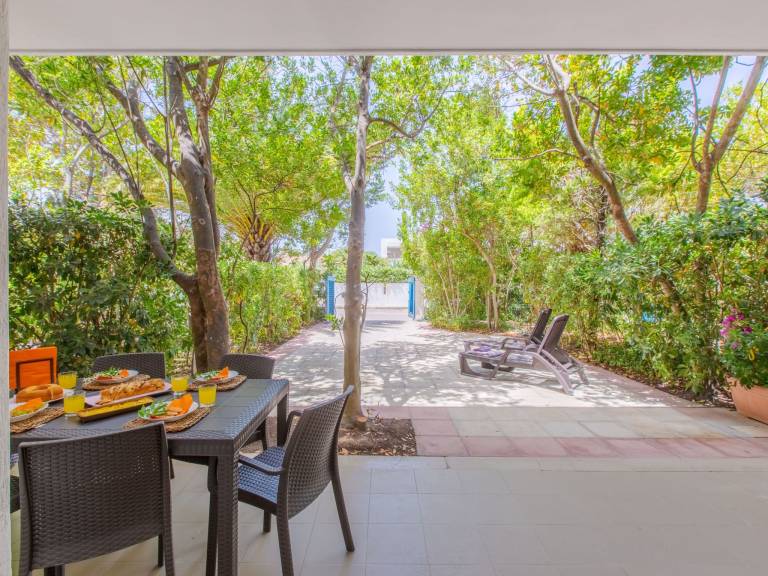 Vacation home with barbecue, patio & yard — photo 2