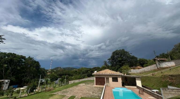 Vacation home with pool in Cunha