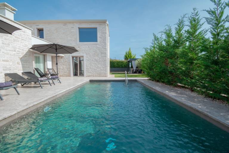Villa with patio & pool — photo 3