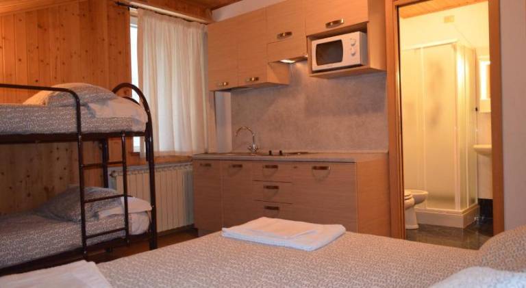 Lovely serviced apartment with yard & patio | Ski nearby | Pet-friendly — photo 2