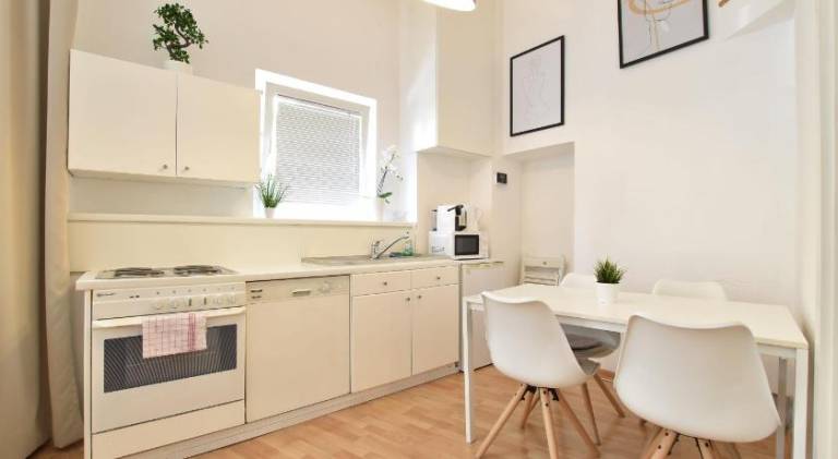 Holiday apartment | Close to Maria-Theresien-Straße | Perfect for remote work — photo 3