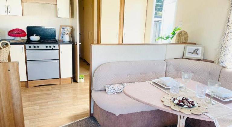 Cosy 8 Berth Caravan At Seawick Holiday Park In Essex, Ref 27833Sw in Clacton-on-Sea