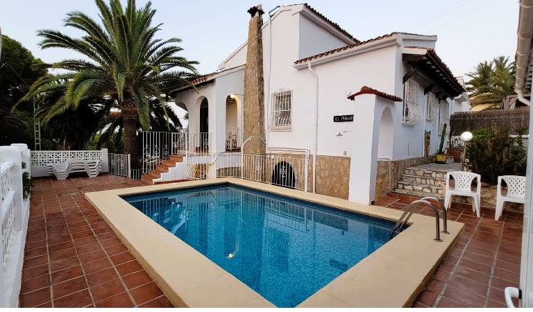Villa with private pool, BBQ & patio | Beach view — photo 2