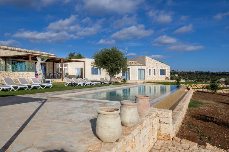 Villa 'Casale Degli Ulivi Con Piscina' with Mountain View, Wi-Fi and Air Conditioning in Ragusa