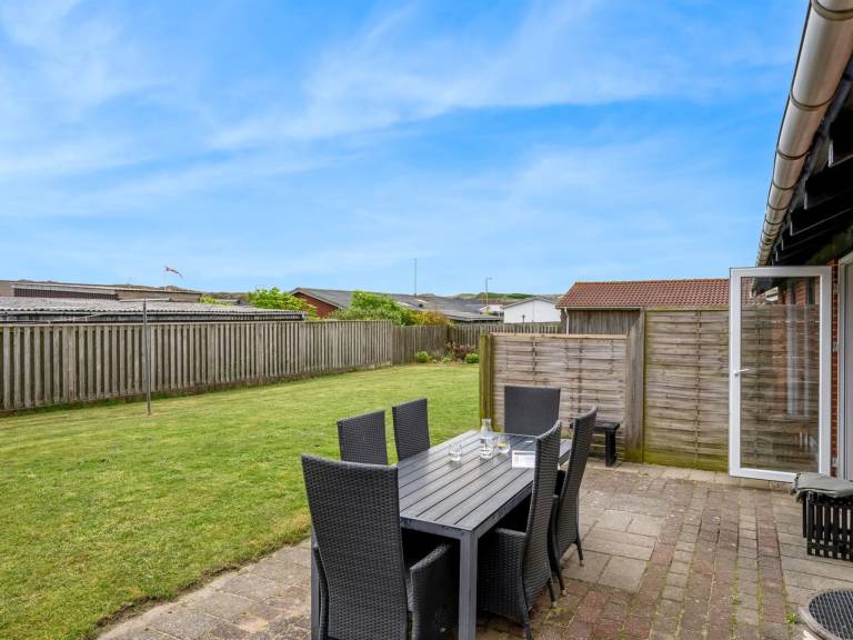 Family-oriented pleasant vacation home with yard | Close to the beach | Pets are welcome — photo 5