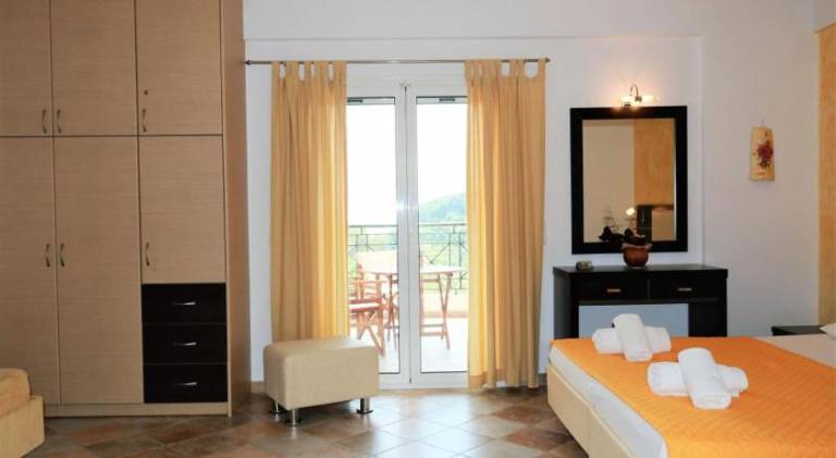 Serviced apartment with patio | Pets allowed — photo 2
