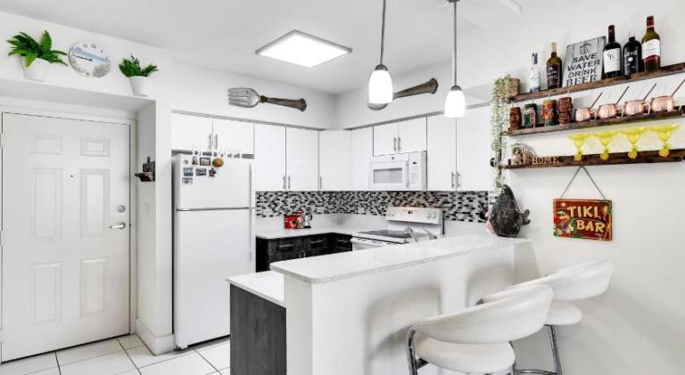 Beautiful holiday apartment with pool | Pets allowed in Miami, FL