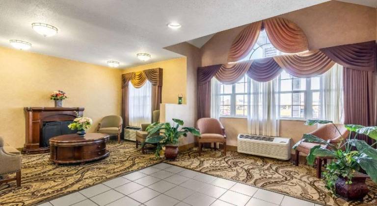 Econo Lodge Inn & Suites Evansville East — photo 5