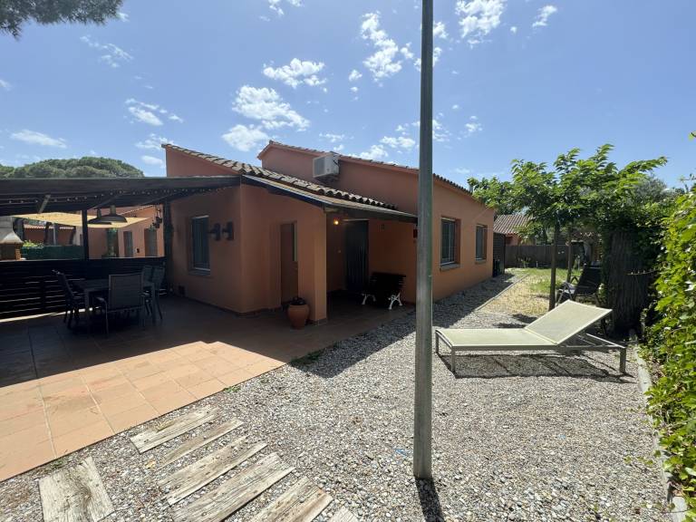 Family-oriented house with patio, pool & BBQ | Pets are welcome — photo 3