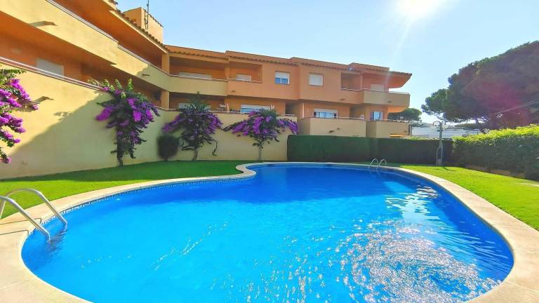 Fully equipped lovely holiday apartment with garden, pool & patio | Mountain view | Close to the beach | Pet-friendly — photo 3