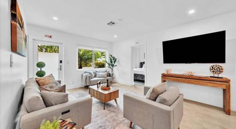 Fully equipped house with private pool & grill | Good for workation | Pet-friendly in Fort Lauderdale, FL