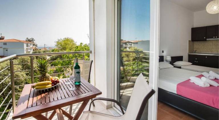 Charming serviced apartment with terrace & yard | Next to the beach | Pet-friendly — photo 3