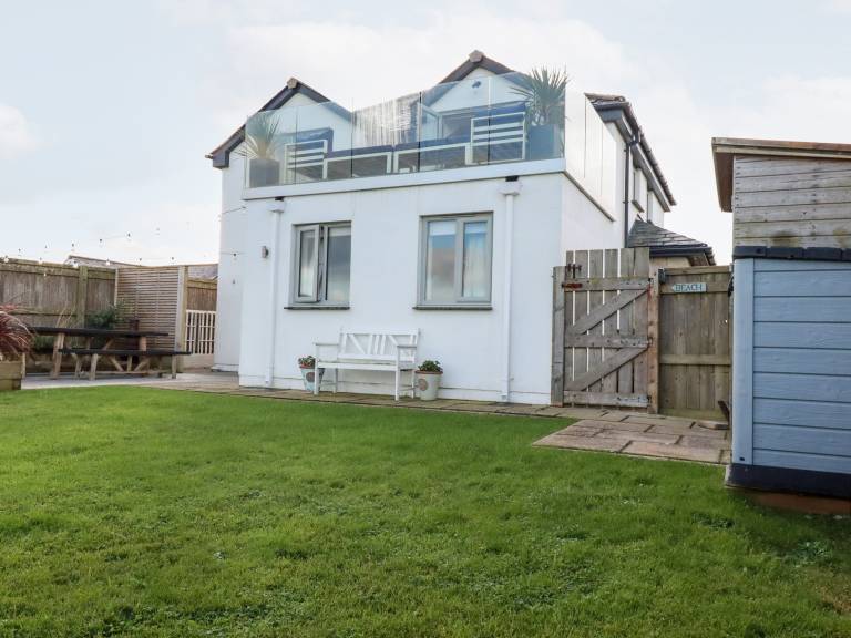 Cottage with garden | Beach view — photo 3