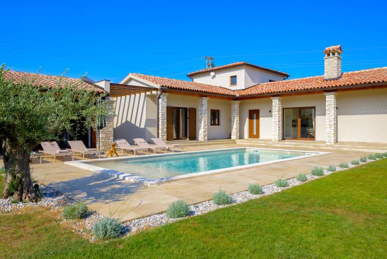 Villa with patio, pool & barbeque — photo 2