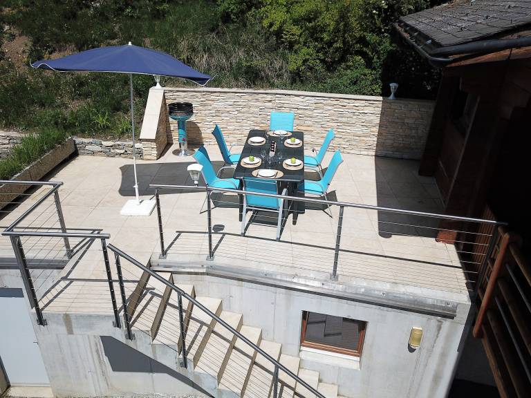 Family-oriented beautiful chalet with barbeque, heated pool & patio | Panoramic view | Pets allowed — photo 3