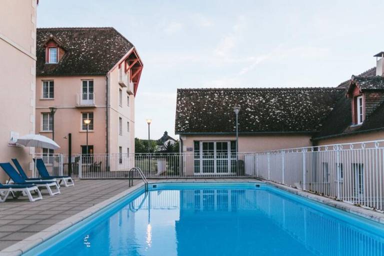 Apartment with pool — photo 5