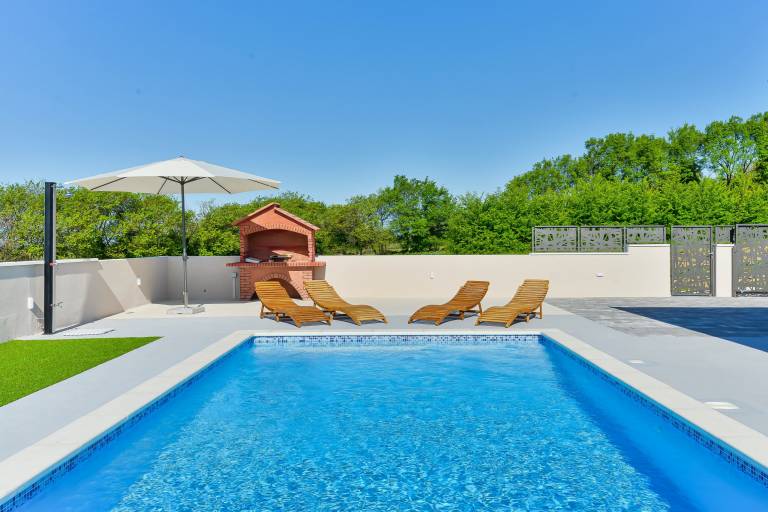Fully equipped vacation home with private pool, patio & garden | Pets are welcome — photo 5