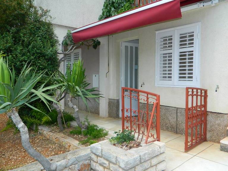 Lovely dedicated room with barbecue, patio & yard | Sea view | Pets allowed — photo 3