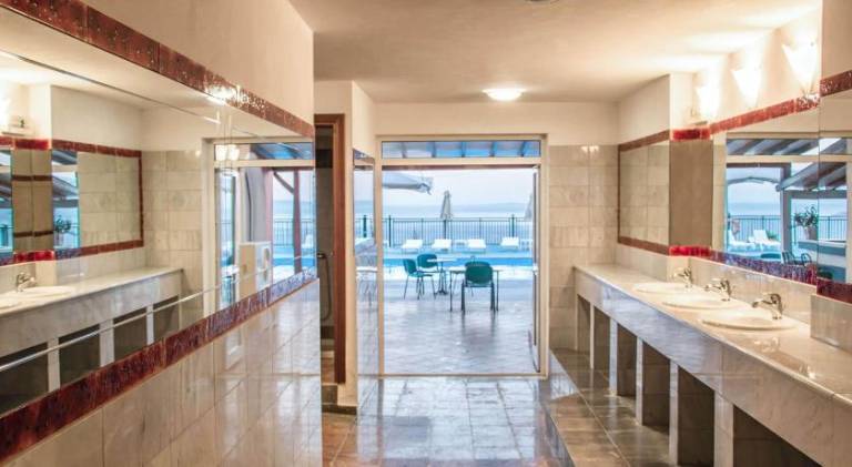 Serviced apartment with yard, terrace & pool | Dogs allowed — photo 2