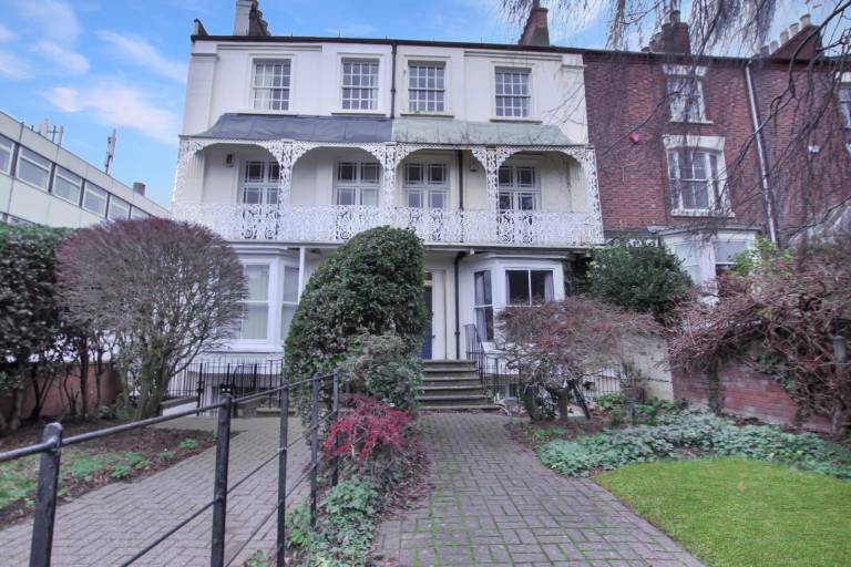 Ample tent with garden & terrace | Suitable for remote work | Dogs allowed in Northampton