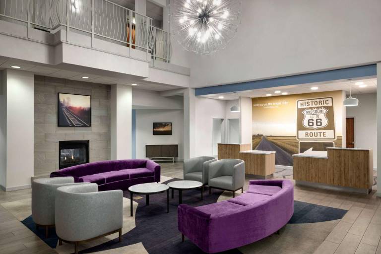La Quinta Inn & Suites by Wyndham Springfield Airport Plaza — photo 2