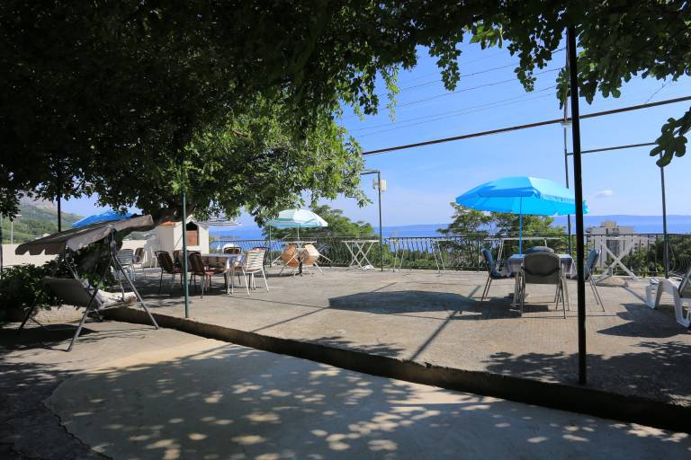 Pleasant dedicated room with BBQ & yard | Beach nearby | Dogs allowed in Tucepi