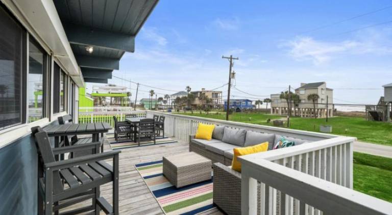 Beach bungalow with stunning ocean views and huge deck just steps away from the beach — photo 3