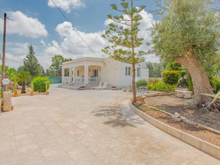 Vacation home with yard & barbeque — photo 3