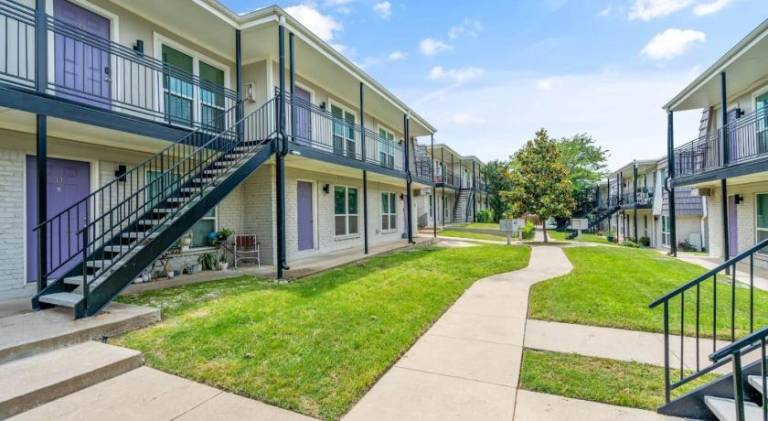 Intimate 2BD TCU Walkable — photo 4