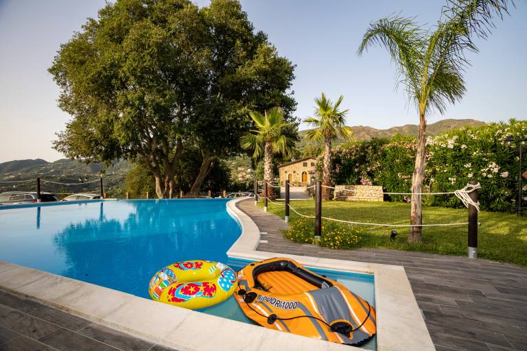 Villa 'Arcaloro Resort' with Sea View, Shared Pool and Wi-Fi in Messina