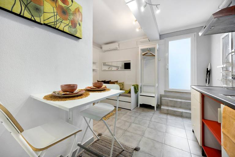 Studio Apartment 'Economy For Two in Lagos' with Shared Pool, Wi-Fi and Air Conditioning — photo 3