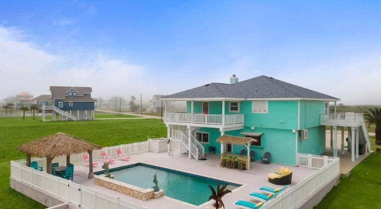 Vacation home with garden, grill & private pool in Jamaica, TX
