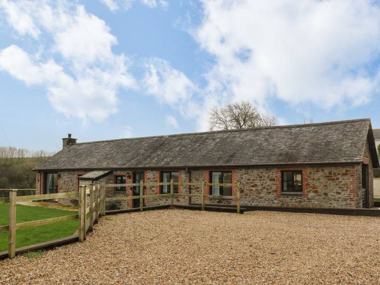 Cottage with grill, hot tub & yard in Bideford