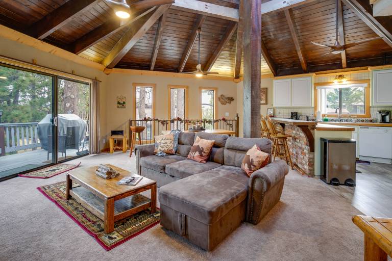 Big Bear Cabin w/ Hot Tub < 3 Mi to Skiing! — photo 5