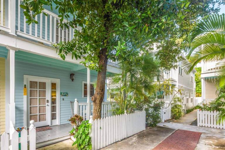 Family-friendly house with yard, fast internet & pool | Next to Mallory Square | Sea view | Pets allowed — photo 5