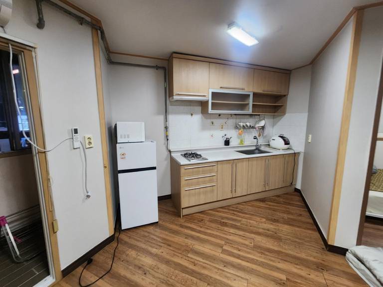 Clean, Very Large Accommodation Suitable for Large Groups -온돌 Spacious 1.5-Room, Bed Included — photo 3