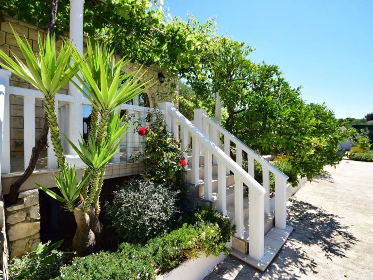 Pleasant vacation home with pool, patio & yard | Dogs allowed — photo 2
