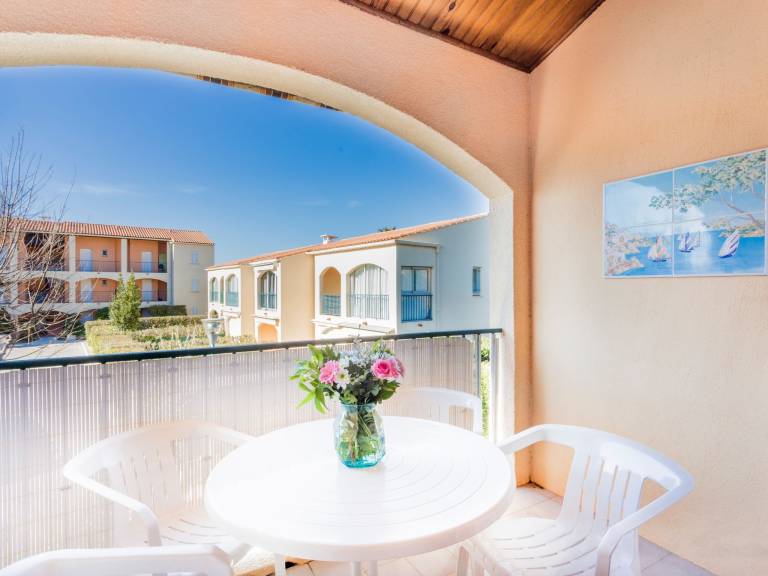 Rental apartment with yard & terrace — photo 3