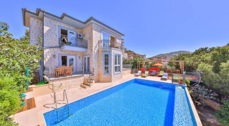 Villa with terrace, private pool & garden in Antalya