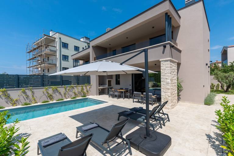 Fully equipped charming villa with barbeque, terrace & garden | Pet-friendly in Tar-Vabriga