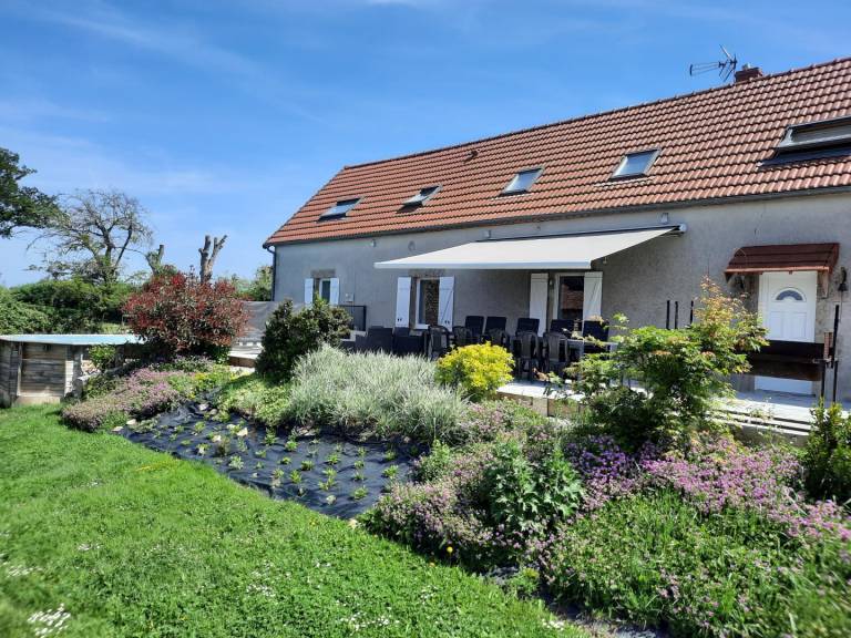 Gite with patio & yard in Montlucon
