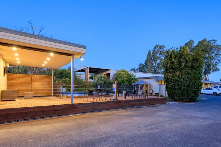 New Crossing Place Motel & Apartments