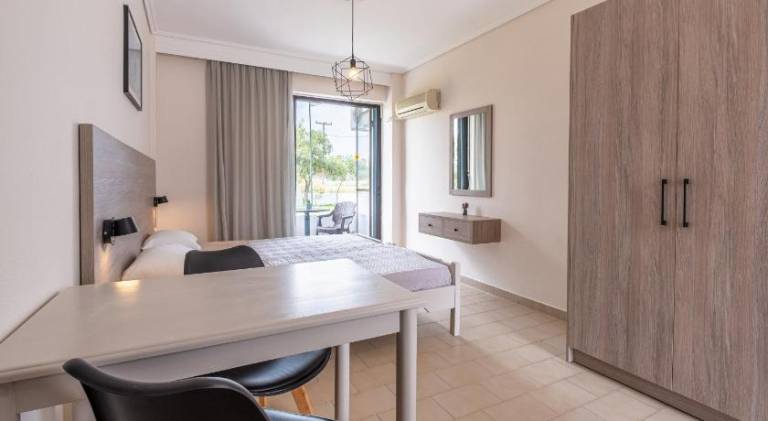 Serviced apartment with yard & terrace | Beach nearby | Dogs allowed — photo 2