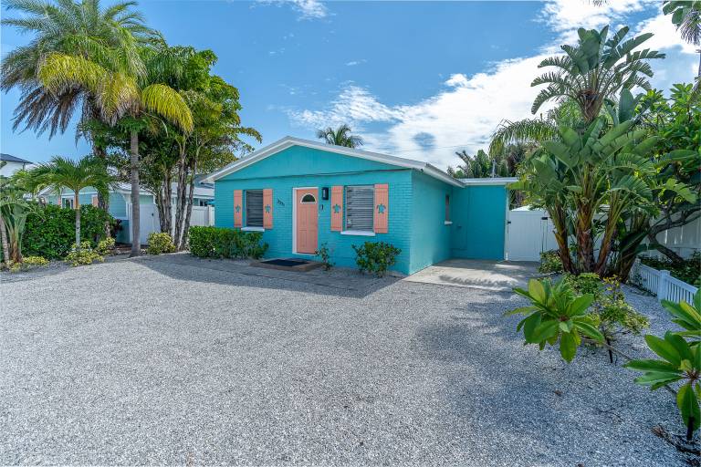 House with private pool & grill — photo 4